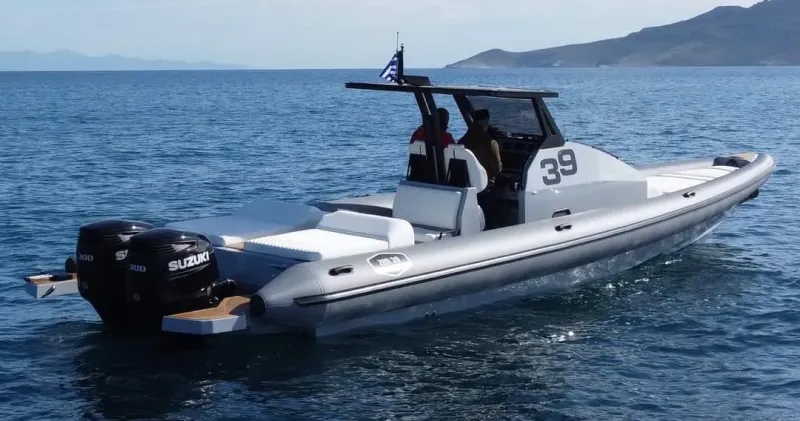 CYANIUS, a 12m ZEN 39 for up to 6 passengers in Milos