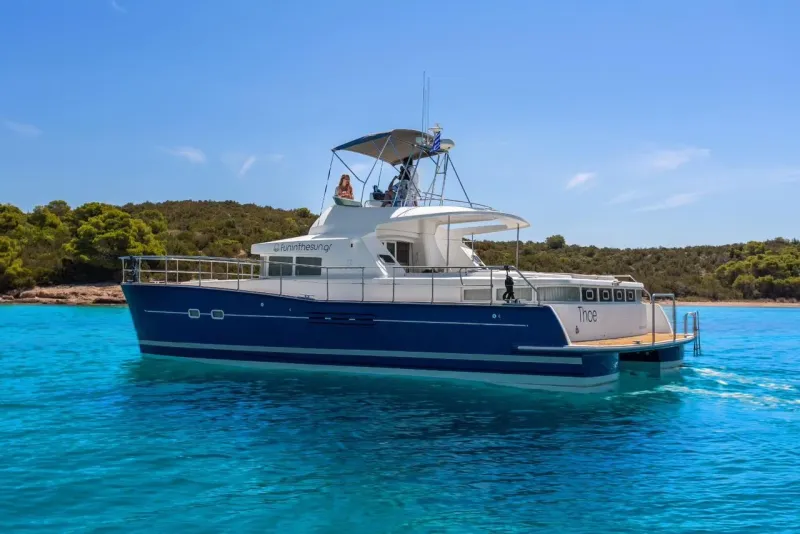 THOE, a 13.11m Lagoon 43 Catamaran for up to 15 passengers in Milos