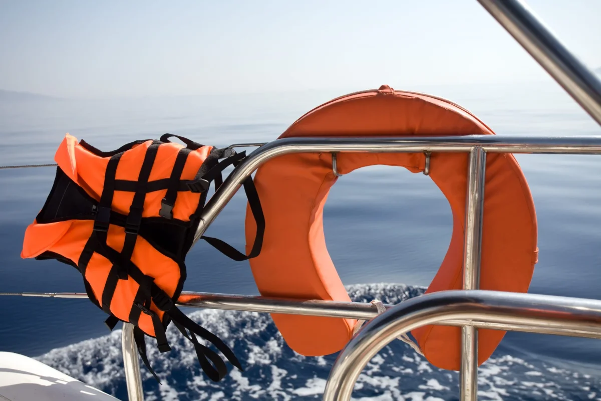 Boating Safety Guide: Simple Tips For New Travelers - Charter Tips & Planning guide content