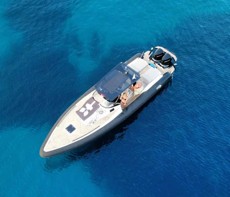 BLONDY, a 11m Seafighter RIB 36 for up to 9 passengers in Athens