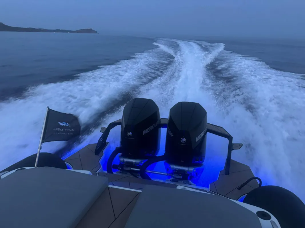 BLONDY, a 11m Seafighter RIB 36 for up to 9 passengers in Athens