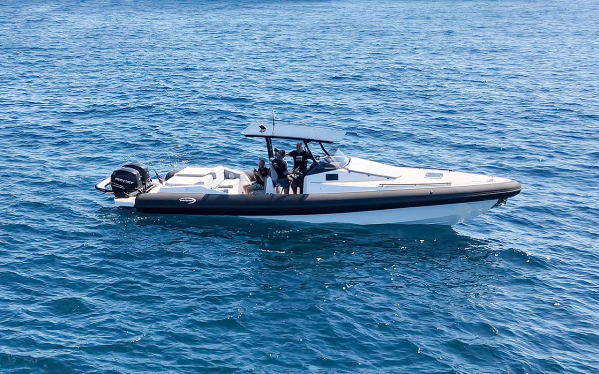 BLONDY, a 11m Seafighter RIB 36 for up to 9 passengers in Athens