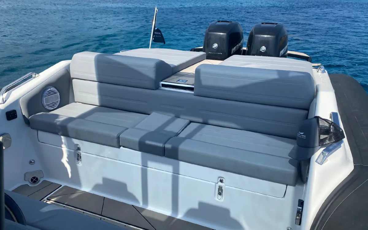 BLONDY, a 11m Seafighter RIB 36 for up to 9 passengers in Athens