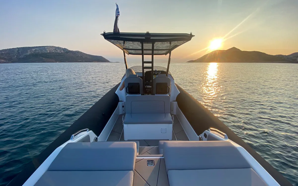 BLONDY, a 11m Seafighter RIB 36 for up to 9 passengers in Athens