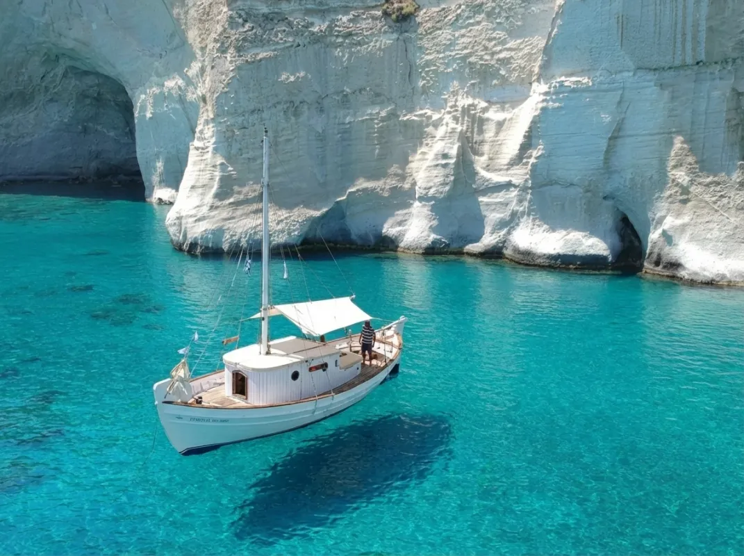 ZIGOUALA, a 9m Traditional Kaiki for up to 9 passengers in Ios